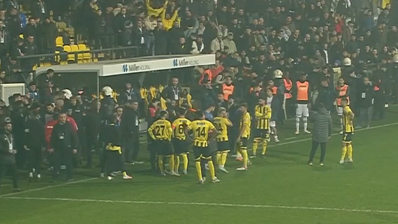 İstanbulspor Başkanı Sarıalioğlu, Trabzonspor maçında takımını sahadan çekti!