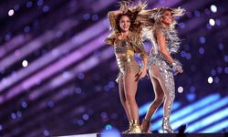 Jennifer Lopez ve Shakira Super Bowl’da ortalığı salladı