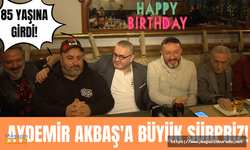 Şafak Sezer ve Mustafa Topaloğlu'ndan Aydemir Akbaş'a sürpriz! Usta oyunca 85 yaşına bastı!
