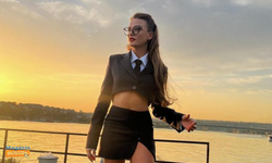 Serenay Sarıkaya'nın kolej tarzı dikkat çekti! Kombinin fiyatı dudak uçuklattı!