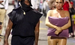 Yastık işe yaramadı: Kanye West'in sevgilisi sokakta çıplak gezdi!