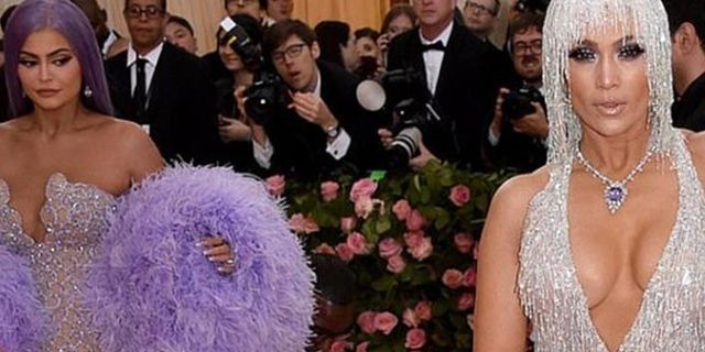 Kylie Jenner, gözlerini Jennifer Lopez'in kalçalarına dikti