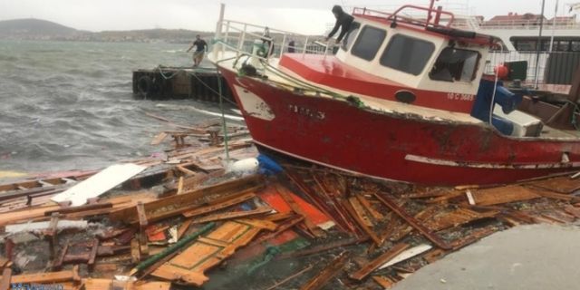Ayvalık'ta fırtına koptu! 20 tekne sular altında kaldı