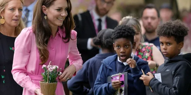 Çocuklara imza vermedi! Galler Prensesi Kate Middleton'dan şaşırtan davranış!