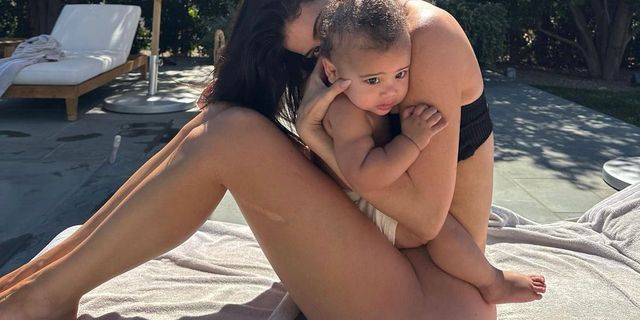 Kylie Jenner, anneler gününde çıplak poz verdi