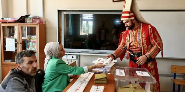 Oy kullanan seçmenlerden ilginç görüntüler