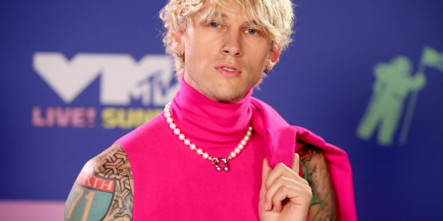 Dünyaca ünlü şarkıcı Machine Gun Kelly sahneden inip hayranına yumruk attı! "Seni seviyorum!"