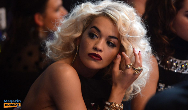 Güzel şarkıcı Rita Ora partinin yıldızı oldu! Üzerini sadece takılarla kapattı