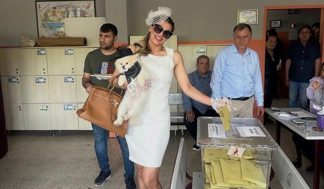 Şarkıcı Hatice oy vermeye beyaz kombini ve köpeğiyle gitti: Senin için giyindim Atam!