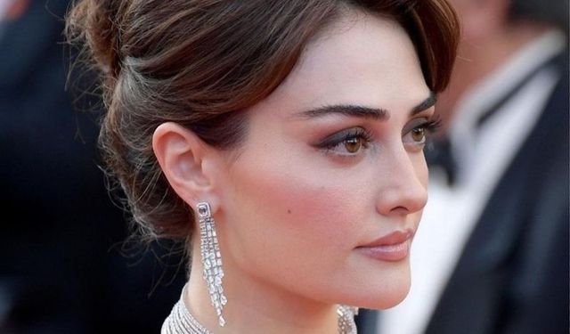 Esra Bilgiç duru güzelliğiyle Cannes'a damgasını vurdu! Siyahlar içinde göz kamaştırdı!