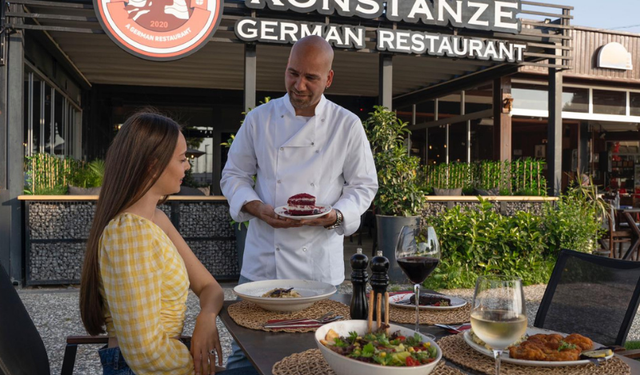 Alman ve Türk lezzetleri Bodrum'da buluştu! Bodrumlular'ın yeni lezzet durağı: Konstanze Pub