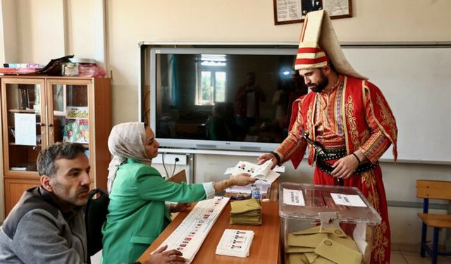 Oy kullanan seçmenlerden ilginç görüntüler