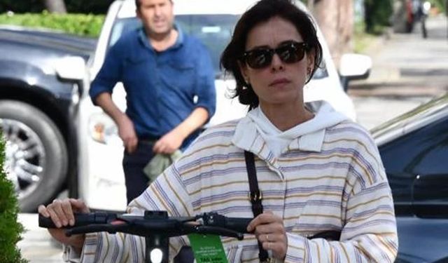 Özge Özpirinçci scooter'la geldi araçla döndü!