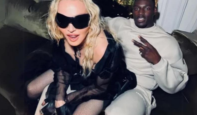 Madonna'dan boksör sevgilisinin kucağında olay pozlar!