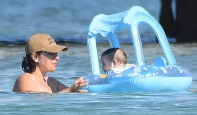 Ezgi Mola'nın oğlu Can'la deniz keyfi... Tanınmamak için şapka taktı...