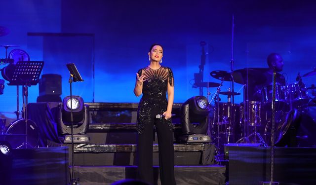 Ebru Gündeş konser sırasında rahatsızlandı