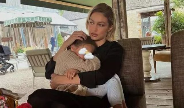 Gigi Hadid kızı Khai ile tatilde. Model kızının yüzünü gizlemeye devam ediyor