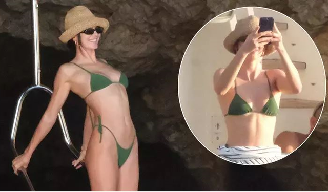 Kendall Jenner bu seferde Ibiza tatilinde fit vücuduyla boy gösterdi.