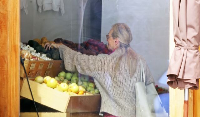 Ünlü ismi marketteki haliyle kimse tanıyamadı...