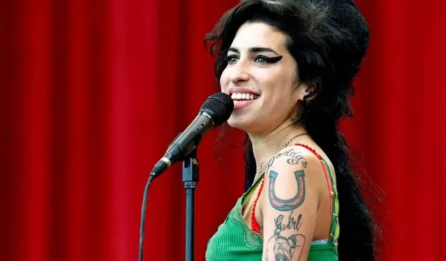 Amy Winehouse’un babası itiraz etti, eşyaların satışı durdu