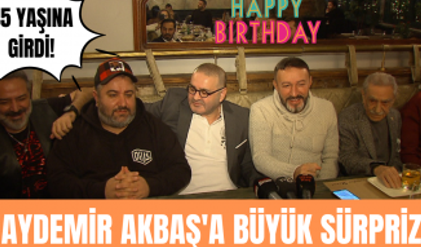 Şafak Sezer ve Mustafa Topaloğlu'ndan Aydemir Akbaş'a sürpriz! Usta oyunca 85 yaşına bastı!