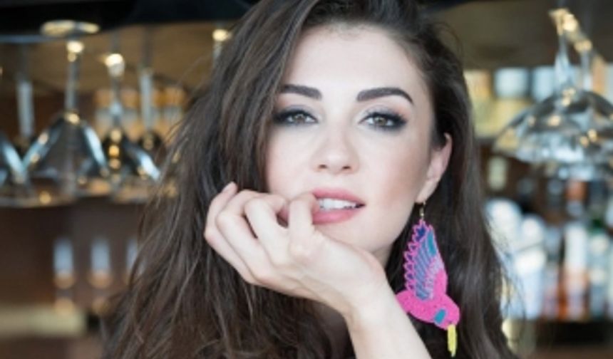 Afili Aşk’ın Ayşe’si Burcu Özberk’in Tiyatro Şıklığı