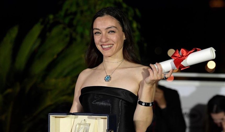 Merve Dizdar Cannes Film Festivali'nde 'En İyi Kadın Oyuncu' ödülünü aldı: "İyi haberlerin başlangıcı olsun"