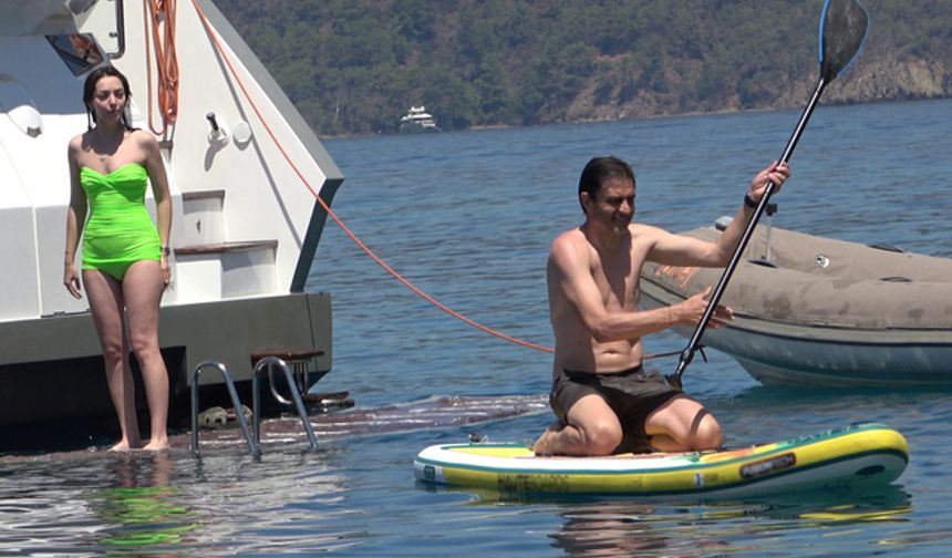 Cansel Elçin - Zeynep Tuğçe Bayat çifti tekne tatilinde