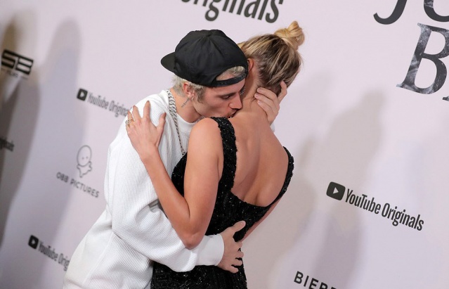 Justin Bieber eşi Hailey Bieber’ı öpmelere doyamadı