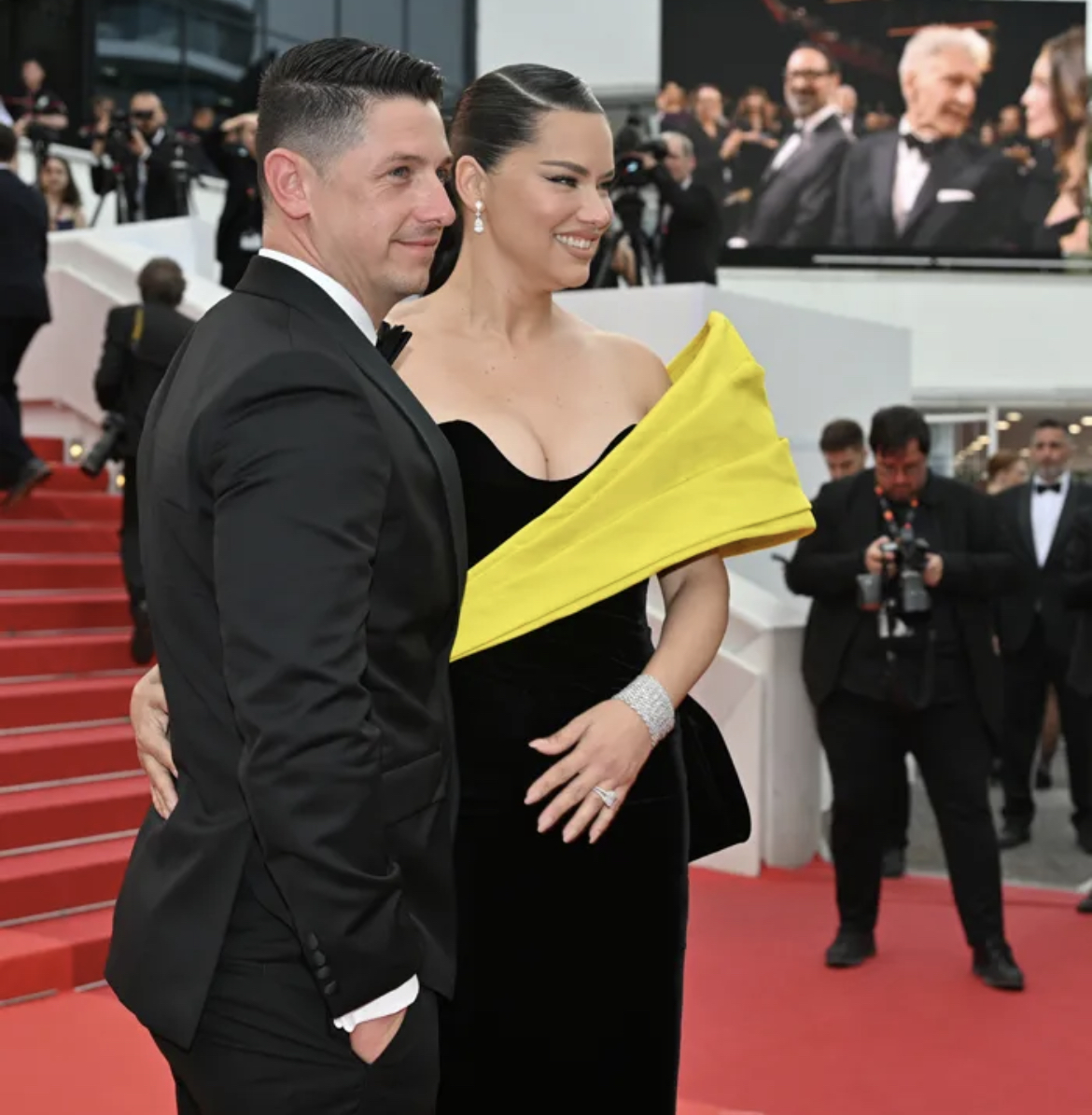 Adriana Lima'nın Cannes Film Festivali tarzı büyük beğeni topladı