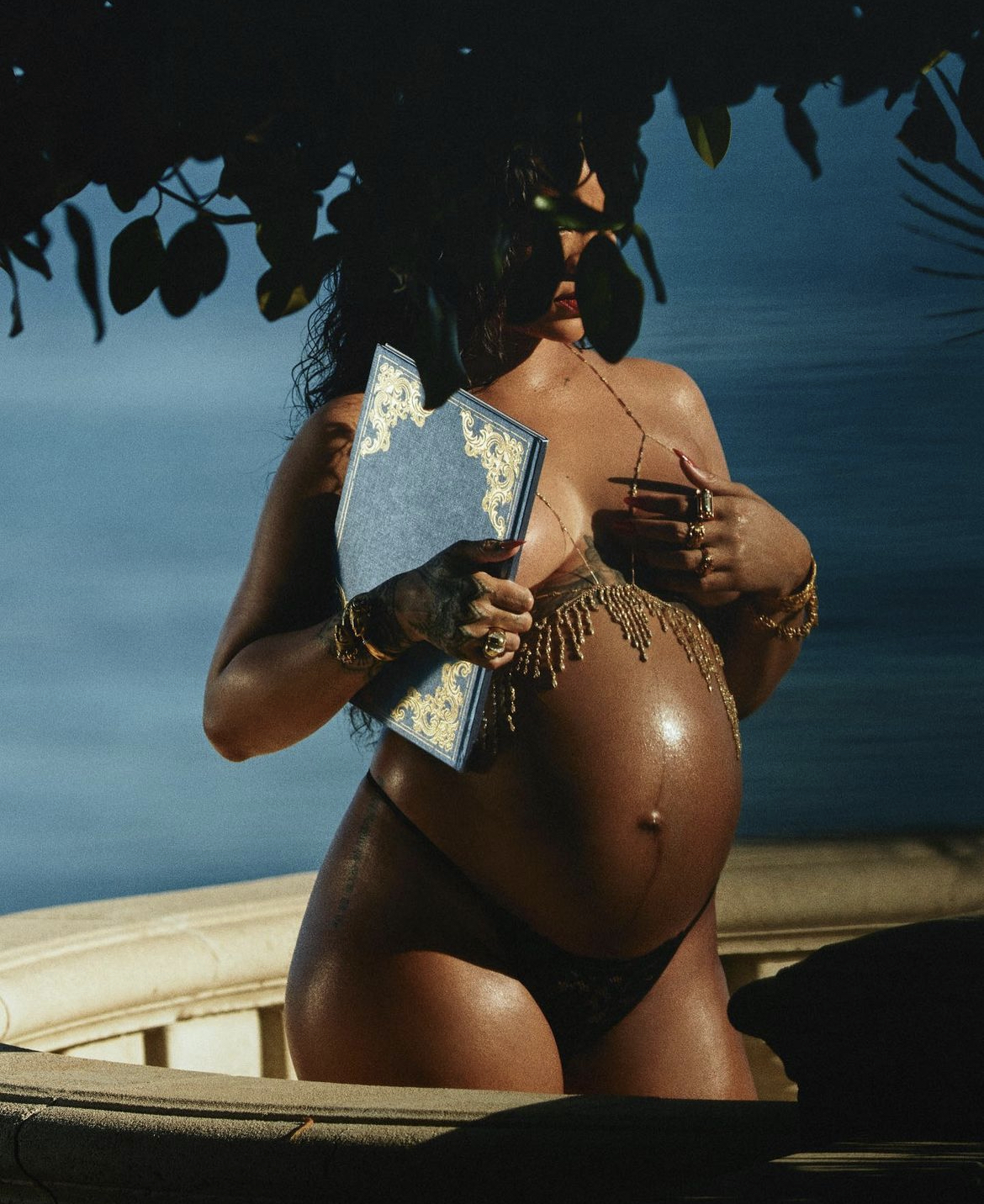 Rihanna hamileyken çıplak poz verdi!