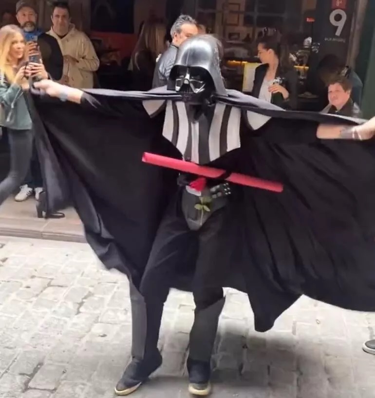 Birce Akalay arkadaşı için Darth Vader kostümü giydi