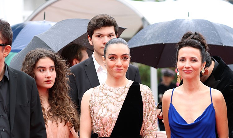 Merve Dizdar Wore Louis Vuitton To The 'Kuru Otlar Ustune (About Dry  Grasses)' Cannes Film Festival Premiere