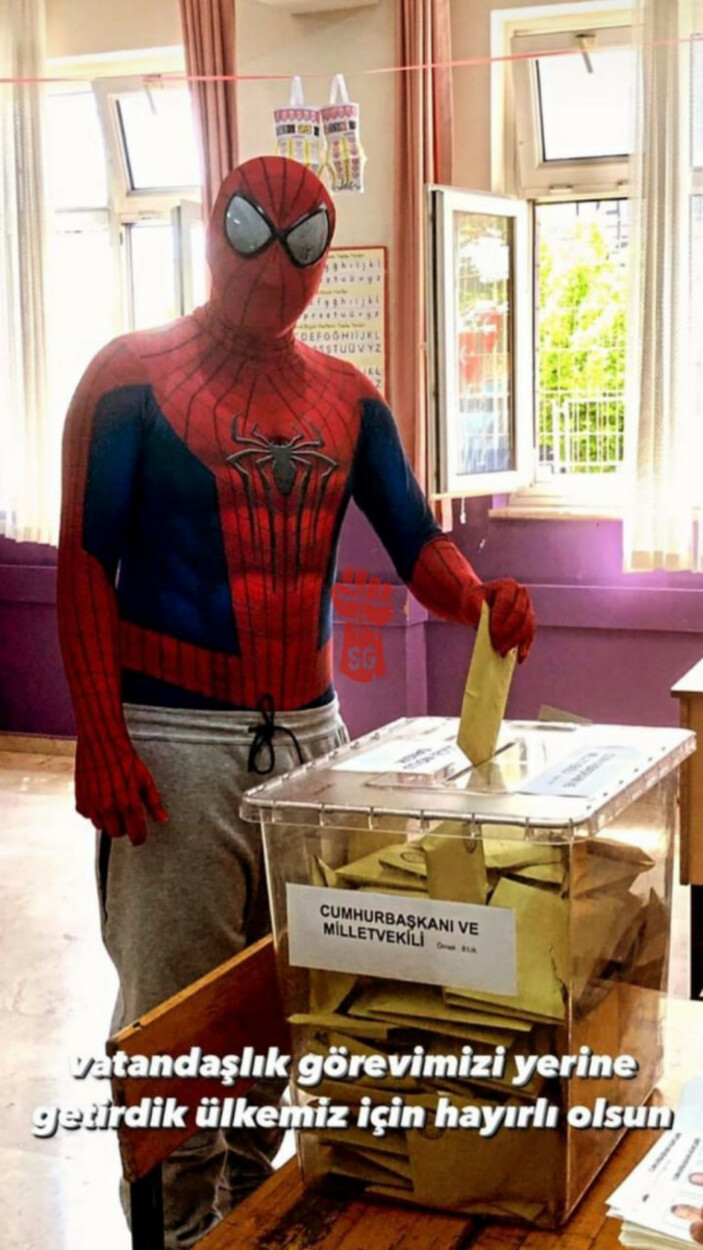 Oy kullanan seçmenler günlerden ilginç görüntüler